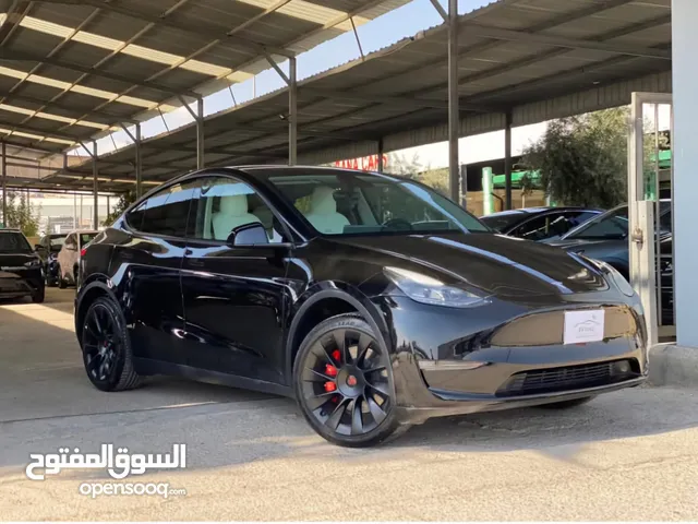 SUV Tesla in Amman