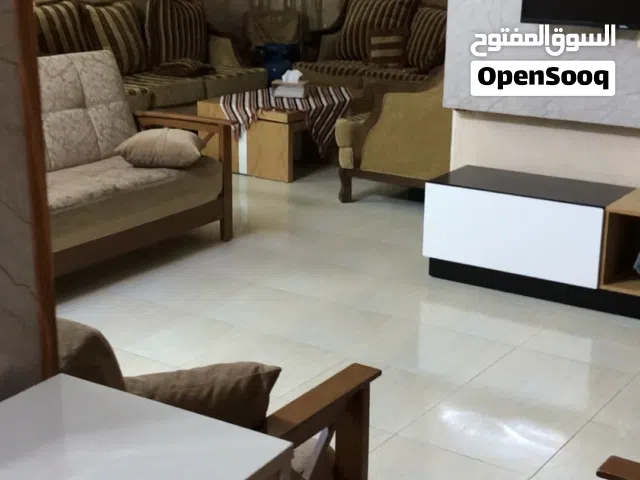 شقة مفروشة للايجار (شهري-اسبوعي-يومي) بعمارة سكنية راقية وهادئة مزودة بمصعد وبموقع حيوي وسهل الوصول