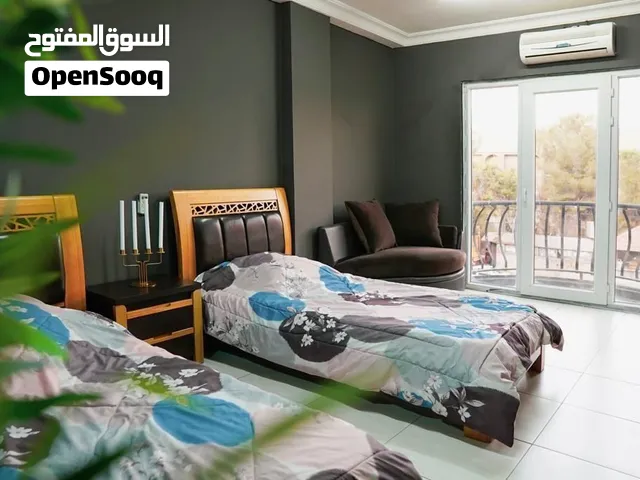 ستوديوهات طلابية عدد 2 سكن الكرم شارع جامعة اليرموك فوق السهل الاخضر