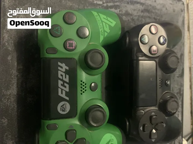 للبيع بلاستيشن 4 فور اموره طيبه فوق طيبه فيها جهازين و شريط سعر 65ریال قابل للتفاوض لون طاير من جلد