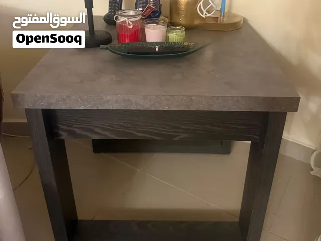 خزانة وطاولات