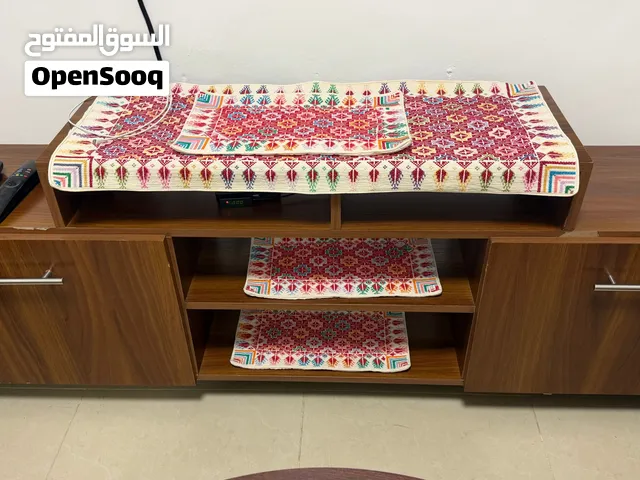 طاوله تلفزيون مع ارجل