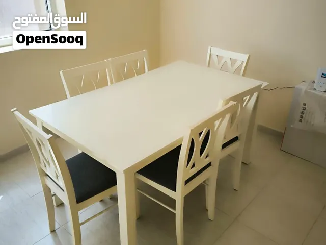طاولة طعام + 6 كراسي من هوم سنتر لون ابيض لؤلؤي استعمال جيد