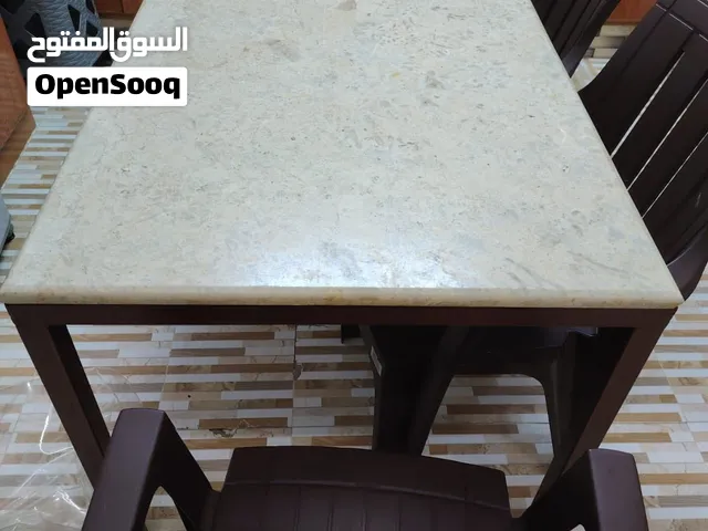 طاولة طعام تحت حديد وفوق رخام (الوصف تحت)