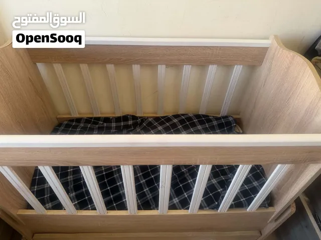 سرير بيبي خشب بحاله ممتازه استخدام بسيط. هزاز مع فرشه وجرار تخت
