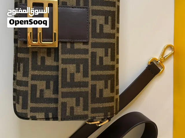 النوع / الموديل: حقيبة يد فيندي باغيت - ماستر طبق الأصل بنقشة شعار FF الأيقونية الكلاسيكية.