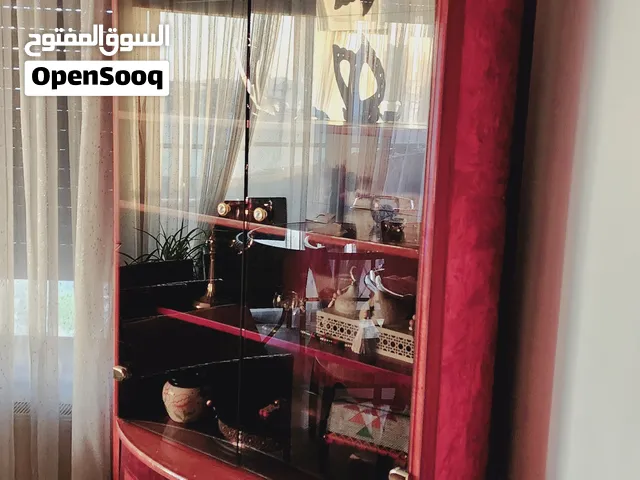 بوفيه وخزانة عرض زجاجية خشب زان بحالة جيدة جداً
