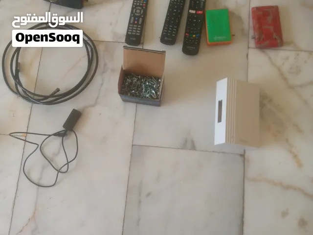 اغراض بيت مستخدمه.نقطة كهرباء وأسلاك ستالايت وستلايت 2ولاقط وريموتات تلفزيون وريموت ستالايت .السعر