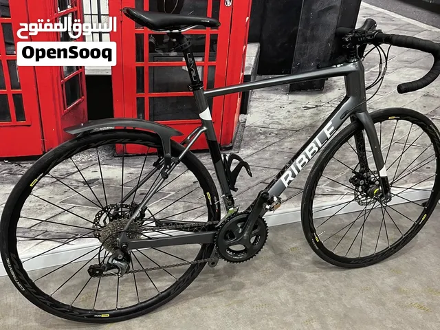 guidon course Ribble R872 Disc carbon road bike in a dark grey finish
