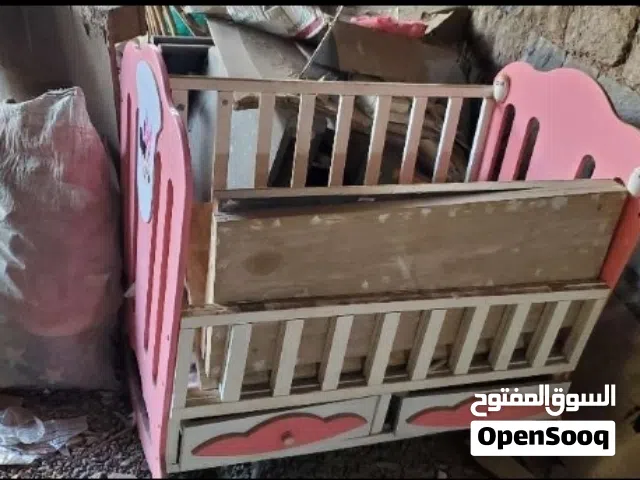 للبيع طاولات طعام مقاس 1.20X1.20 سماكة 4 ملي وسرير أطفال للتواصل
