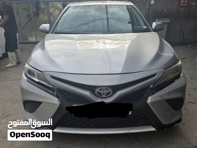 كامري 2019 نوع SE وارد امريكي رصاصي للبيع .