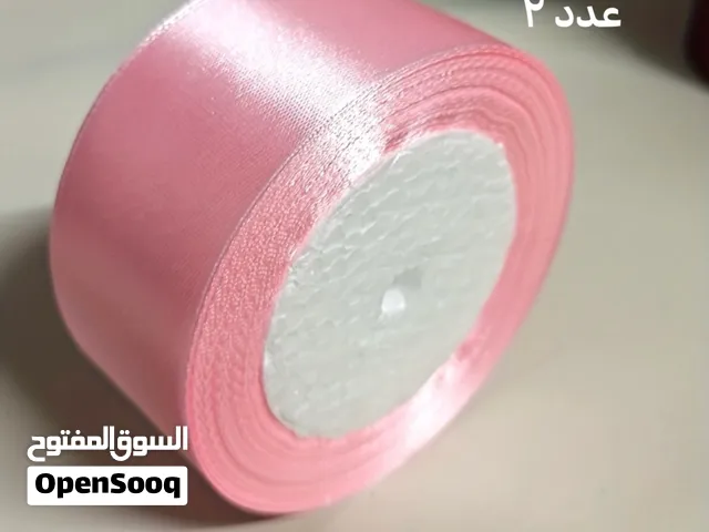 شبر ساتان عريض يستخدم لتغليف الهدايا والأعمال اليدوية سعرهم كلهم 4 دنانير