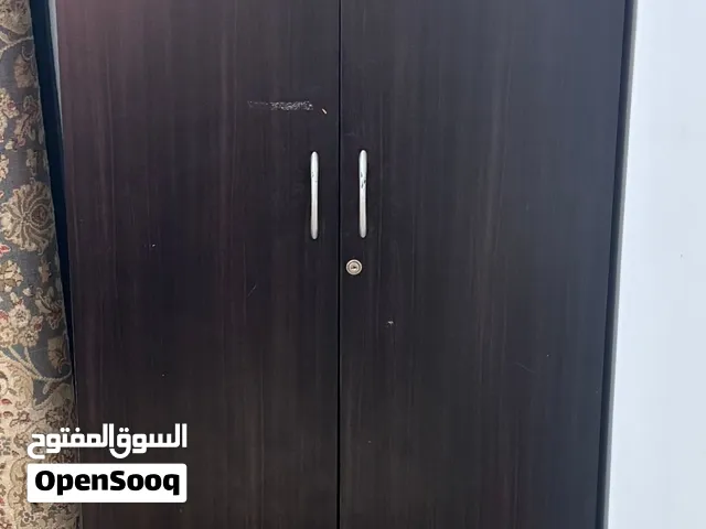 خزانة للبيع في حالة جيدة