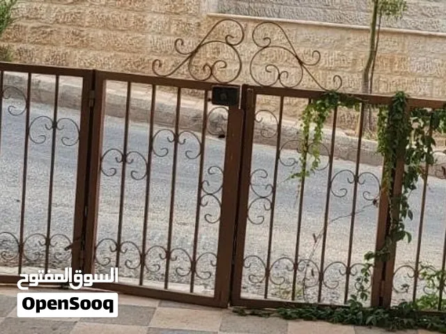 باب حديد مقسم ،مناسب للحدائق، المداخل، أو الأسوار الخارجية. بحالة جيدة جداً وخالٍ من الصدأ.