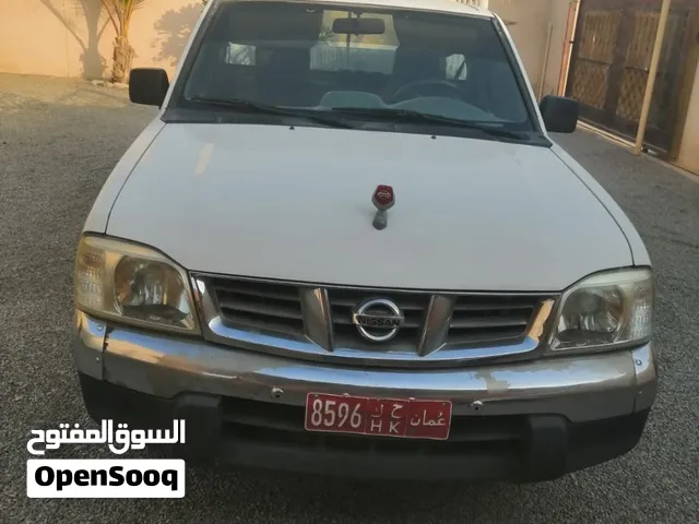 نيسان بيك اب 2006 باللون الأبيض مميز بحالة ممتازة وميزات تقنية حديثة  (قابل للتفاوض)