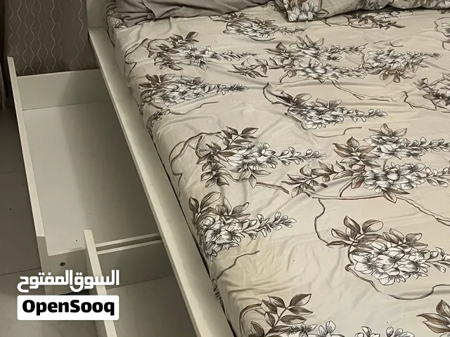 غرفة نوم مع مكتب