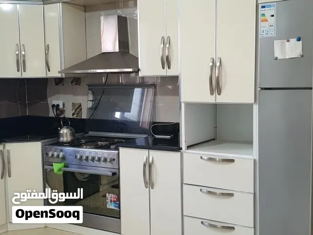 دولاب مطبخ الومنيوم مستخدم لفترة بسيطة مع الشفاط فقط البيع الدولاب حجمه كبير ووحداته كثيرة