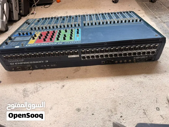 Soundcraft Si Expression 3 32-channel digital live mixing console.