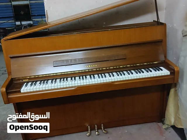 الوصف:فرصة لعشاق الموسيقى والفخامة! بيانو ياماها رأسي (Upright) كلاسيكي أصلي مصنع بالكامل في اليابان