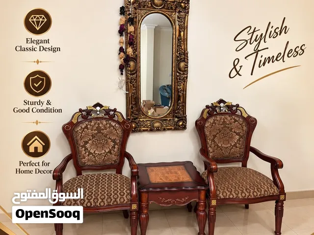 كرسين وطاولة ومراية
