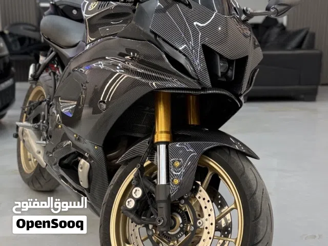 غير قانوني Yamaha R7