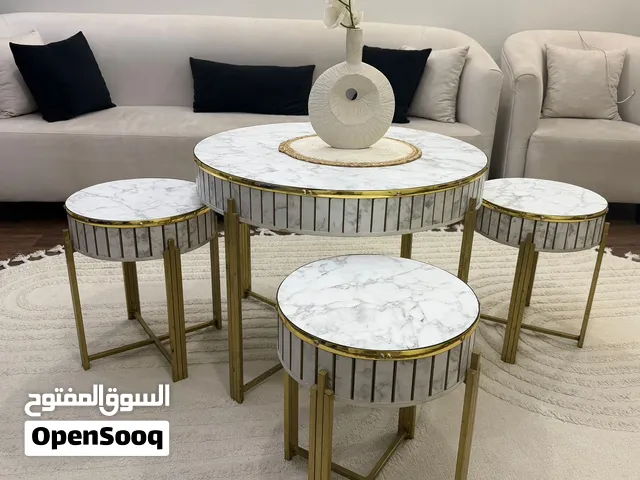 طاولة وسط دائرية مع 4طاولات تقديم