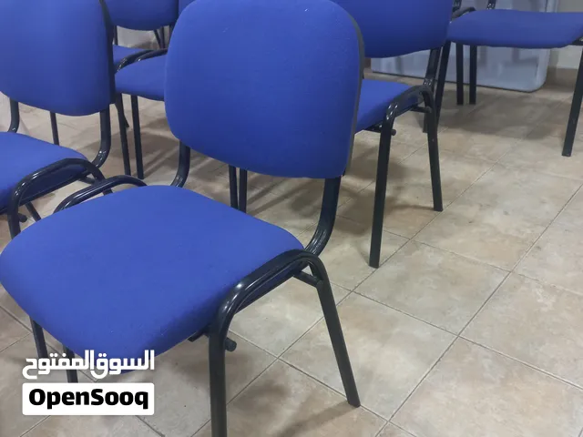 كراسي حديد تنجيد لون نيلي  مع طاولات بلاستيك دائرية  لون بيج ورمادي