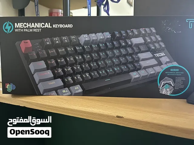 Mechanical gaming keyboard with palm rest
