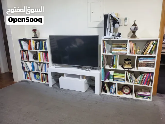 طقم مودرن أبيض: طاولة تلفزيون + مكتبتين للكتب وديكور (بحالة الزيرو - من أمازون)