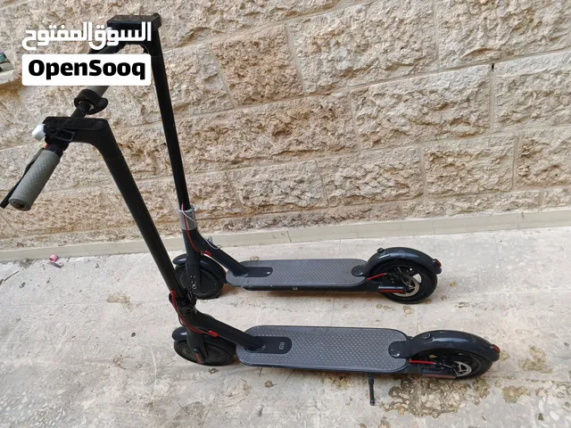 للبيع: 2 سكوتر كهربائي شاومي الأصلي (Xiaomi M365) – بحالة الوكالة (بدون بطارية