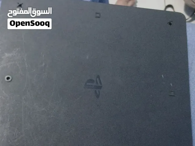 بلاستيشن 4 سليم 1 تيرا مع ايدتين بحاله جيده