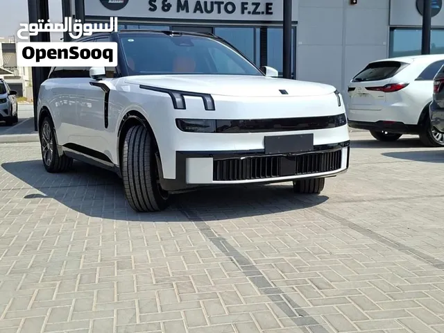 معرض سيارات للبيع