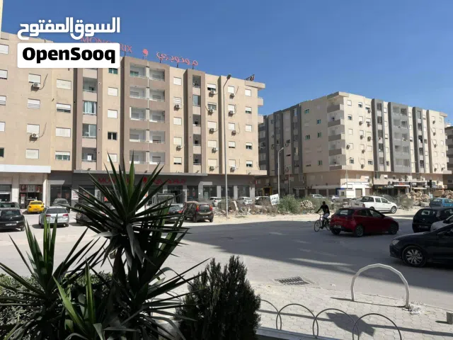 شقة مفروشة متكونة من غرفتين و صالون للايجار باليوم في تونس العاصمة على طريق المرس