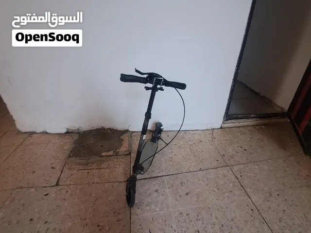 سكوتر غير كهربائي يتحمل 100 كيلو يصلح لعمر من الثلاث سنوات الى عمر 15 سنه للبيع والتواصل السعر 35JD