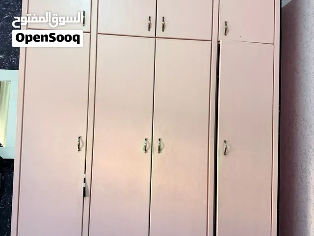 خزانه ملابس وتخت لون بني مع فرشة