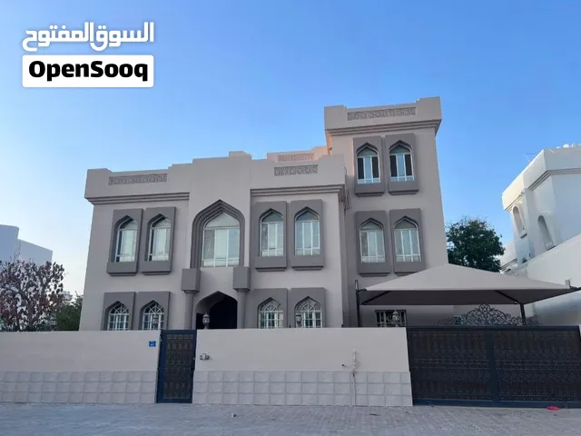 فرصة للسكن او للاستثمار توين فيلا للبيع في العذيبة الشمالية بسعر ممتاز
