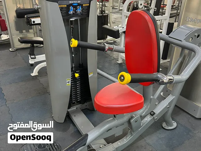 معدات صالات رياضية نظيفةً جدا وكانها جديدة