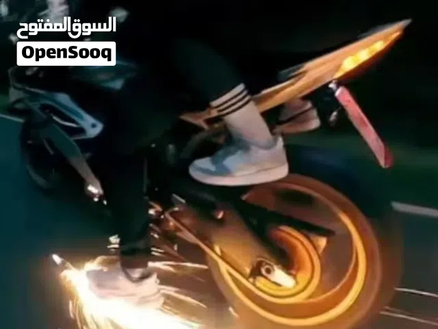 احجار قادحات النار و الشرار  عند قيادة دراجه ناريه او سكوتر او بسكليت  عند احتكاك  القدم بالشارع على