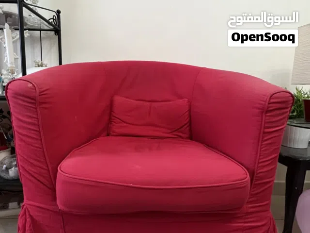 كرسي مع غطاء احمر