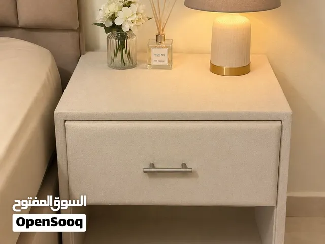 بيع سرير وطاوله جانبيه عدد 1