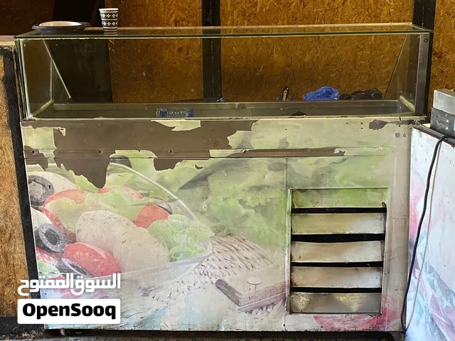 يوجد ثلاجة عرض مطاعم للسلطات + ماكنة عصير سلش للبيع