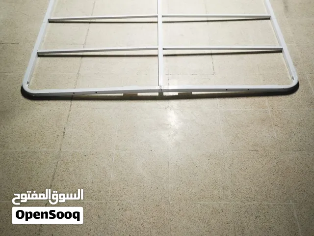 شبك سرير حديد مزدوج غطاء للتخزين 2متر *1.8متر ستورج بوكس (Storage box) مع ذراعين هيدروليك شغال ونظيف