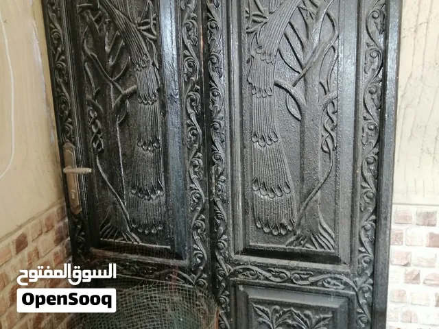 باب خشبي أنيق مع نقشته
