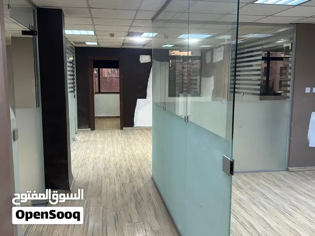 عيادة مطلة على مستشفى عمان الجراحي 126م2 تبعد 30 خطوة فقط و تصلح ان تكون مركز طبي او مكتب تجاري