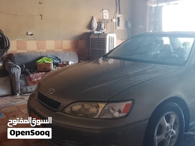 لكزس ES 300 موديل 1999 مستعملة بحالة ممتازة، لون رمادي، مرخصة وبها مواصفات خليجية