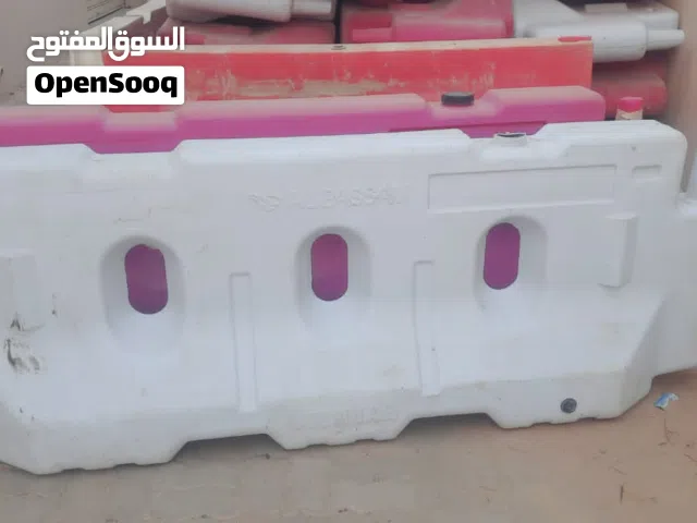 حواجز تحذيريه بلاستيكية و اسمنتيه مستعمله للطرق