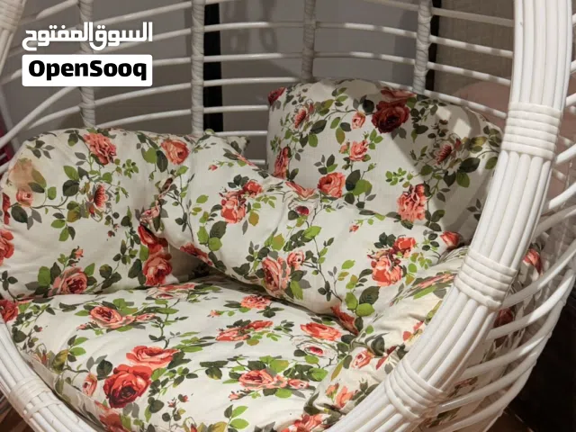 مرجيحه ( لونها ابيض بمخاد ورد)