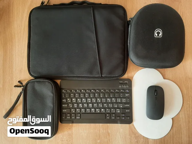 مجموعة مكتب وتنقل إلكترونيات كاملة 6 قطع (حقيبة لابتوب/آيباد + كيبورد وماوس + حافظات) - بحالة ممتازة