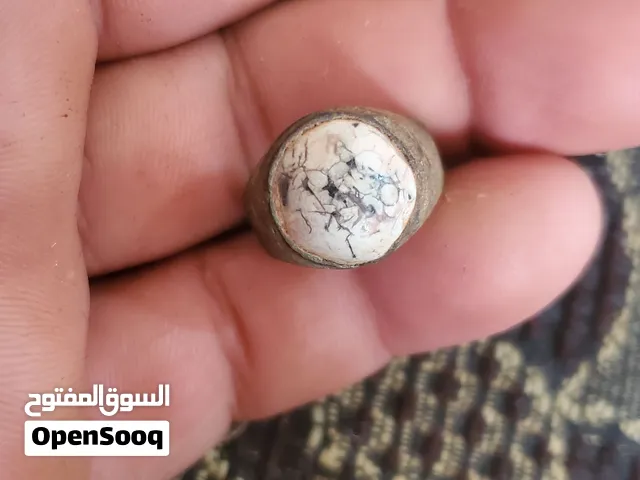 خاتم للبيع الخاتم من العهد الاموي يعد من المقتنيات الاثرية  مزود بحجر جميل  شفاف للضوء