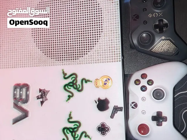 Xbox one/s كلها شغالة الا مدخل واحد(usb)و معها يدتين